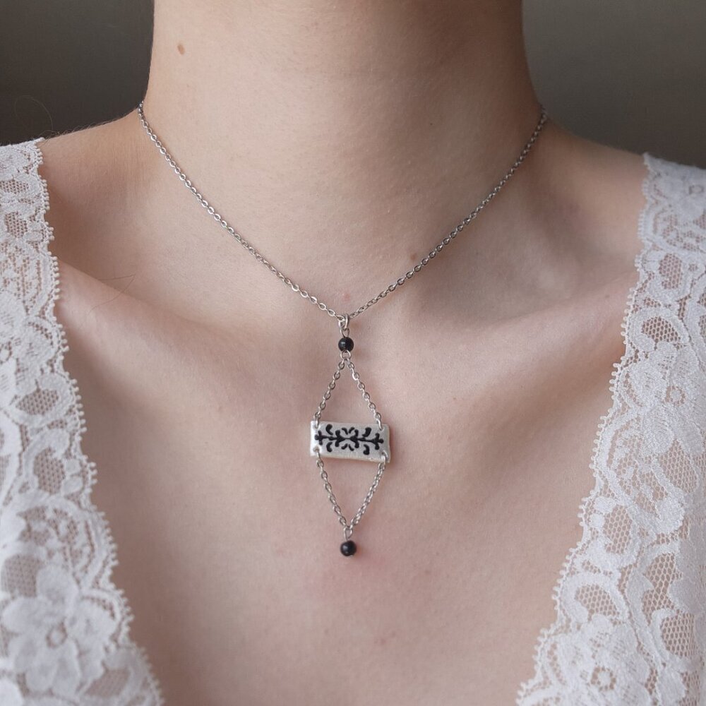 Iridescent Victorian Gothic obsidian necklace with a small silver chain - Picture 4 of 13